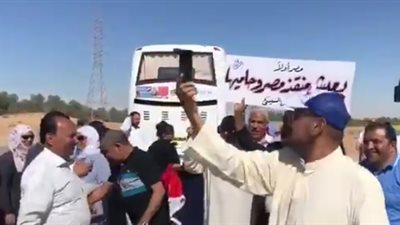 المصريون خلال تصويتهم في الكويت: «يعيش منقذ مصر وحاميها» (فيديو)