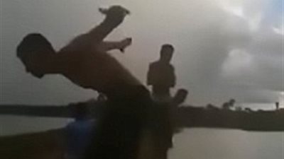 بالفيديو والصور.. فتاة تدفع صديقها من أعلى جسر بالخطأ