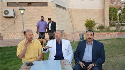 بالصور.. محافظ الإسماعيلية ومميش يتناولان الإفطار على أنغام السمسمية