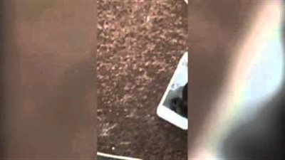 بالفيديو.. شاب يحطم هاتف «آيفون» بـ«جاكوش»