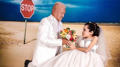 بالصور.. عروس بجسم صغير تحقق حلمها بالزواج من رجل يكبرها بـ30 عاما