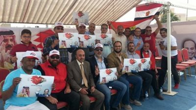 الناخبون المصريون في البحرين يرفعون صور السيسي