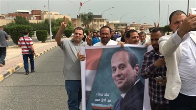 الناخبون المصريون في الكويت يرفعون صور السيسي (فيديو)