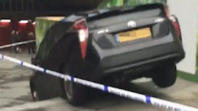 بالفيديو والصور.. أغرب طريقة لسائق حاول اختصار طريق