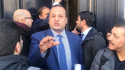 توافد المصريين على لجان الانتخابات الرئاسية في باريس (صور)