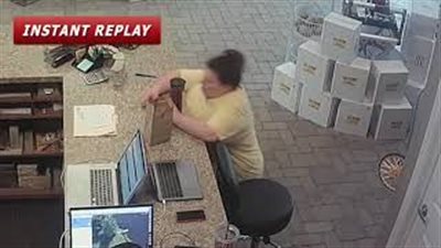 بالفيديو والصور.. لحظة سقوط امرأة بسبب نومها المفاجئ