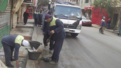 نظافة الجيزة ترفع مخلفات شارع «مشرفة»