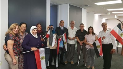 7 مشاهد ترصد مشاركة المصريين في الانتخابات الرئاسية بالخارج.. العاملون بالكويت يدلون بأصواتهم على «تسلم الأيادي».. الناخبون يرفعون العلم أثناء التصويت في أستراليا