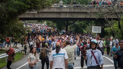 المعارضة الفنزويلية تنظم مسيرة مطالبة باستفتاء لعزل الرئيس