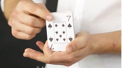 بالفيديو.. 5 ملايين مشاهدة لكشف سر 5 خدع سحرية