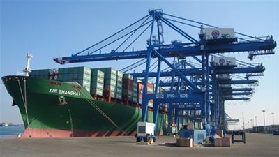 تداول 14 سفينة بميناء دمياط