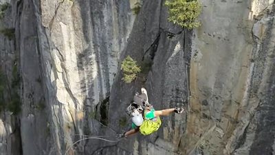 بالفيديو والصور.. لحظة قفز متهور من ارتفاع 243 مترا معلقا بحبل فقط