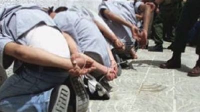 ضبط عصابة ادعت قدرتها على تحويل أوراق سوداء إلى دولارات