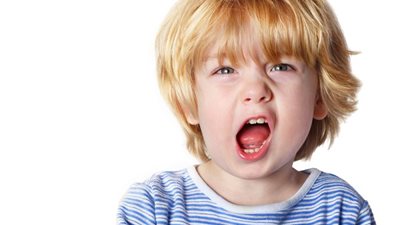 خبير تربوي يحدد خطوات تربية طفل متزن نفسيا