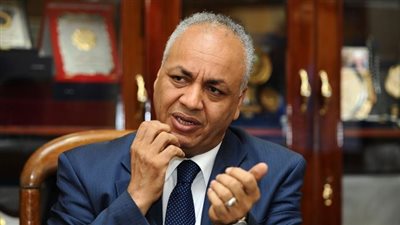 مصطفى بكري: «الناس اللي بتدافع عن الوطن بالسجن واللي تآمروا ضده طلقاء»