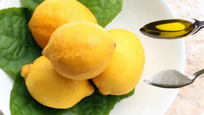 مقشر الليمون بزيت الزيتون للتخلص من تشققات القدمين