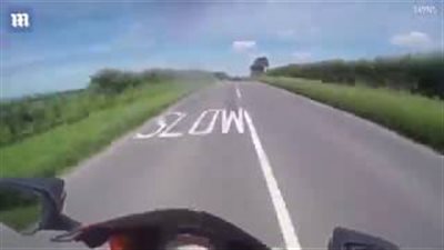 أخطر حادث انقلاب دراجة نارية على جانب طريق سريع (فيديو وصور)