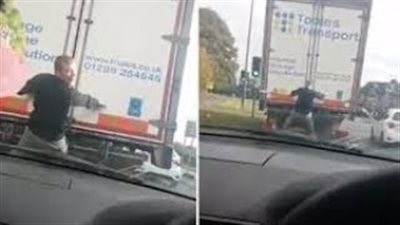 بالفيديو والصور.. سقطة مروعة لرجل متعلق بشاحنة