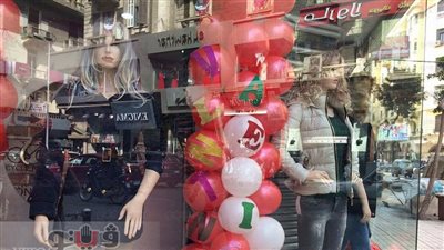بالصور.. محال وسط القاهرة تتزين لعيد الحب