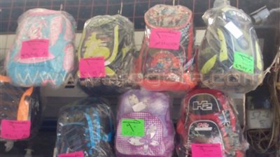 بالصور.. «الحقيبة المدرسية» عبء يثقل كاهل أولياء الأمور.. «تقرير»