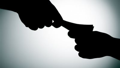 النيابة: سكرتير عام السويس حصل على مبالغ مالية وساعة يد ثمينة رشوة