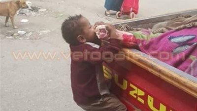 «قبل ما يضيع العمر قرديحي».. قصة طفل يتيم «متشعبط» في اللحمة