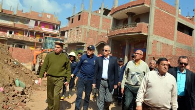 محافظ القليوبية يتابع استخراج جثتي مواطنين بقرية الدير (صور)