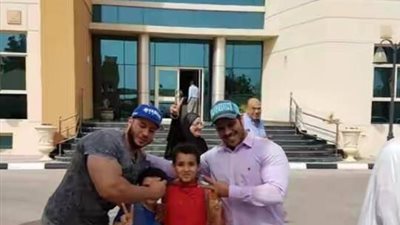 مصريون يرفعون علامة النصر بقطر بعد تصويتهم بالانتخابات الرئاسية