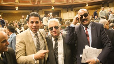 أعضاء نواب يلتقطون الصور مع مرتضى منصور ويهنئونه بالترشح للرئاسة