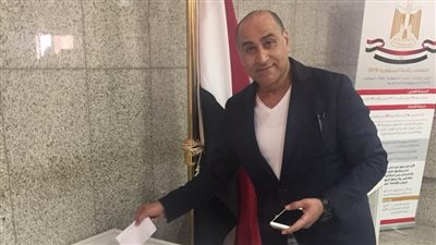 خالد بيومي يدلي بصوته في الانتخابات الرئاسية بالإمارات