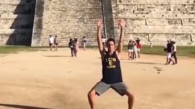 شابان يستعرضان أشهر معالم العالم برقصة غريبة (فيديو)