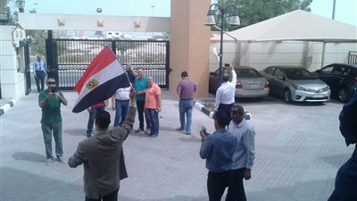 قطر ترفض تشغيل الاتوبيسات لنقل الناخبين المصريين (صور)