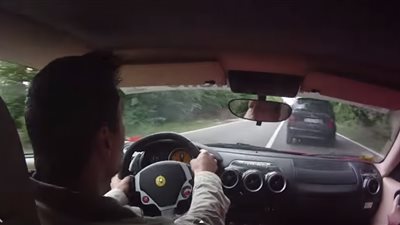 بالفيديو.. قائد سيارة ينجو من الموت أثناء اختباره لـ 