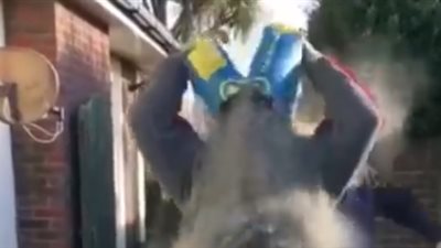 رد فعل شاب نفذ والده مقلب به (فيديو)