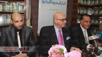 بالفيديو والصور.. توقيع «ما وراء القمر» لمحمد سلماوي