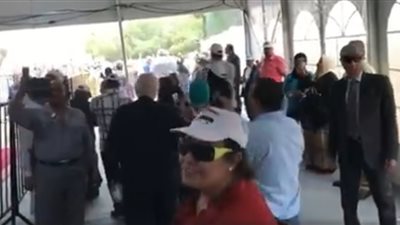 المصريون في الكويت يرددون أغنية الصاعقة أثناء التصويت (فيديو)