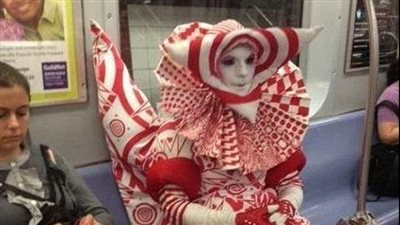 بالصور.. أغرب ما ارتداه ركاب المواصلات العامة