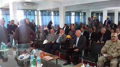 إبراهيم محلب يلتقى العاملين بمصنع «الفيرو سيليكون» في أسوان