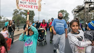بالصور.. سكان «يلكانيا» يتظاهرون لإنقاذ نهر «دارلنج»