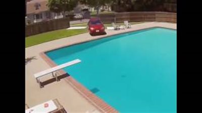 بالفيديو.. رد فعل عامل سقطت منه سيارة في حمام سباحة