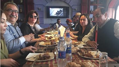 إلهام شاهين وإبراهيم عيسى على مائدة طعام ضخمة في «الأقصر»