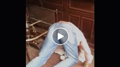 بالفيديو.. شاهد ماذا حدث لشاب حاول الشرب وهو «مقلوب»