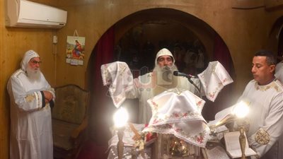 الأنبا بيمن وكيرلس يترأس القداس الإلهي في عيد الختان (صور)