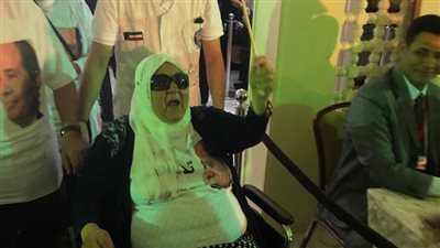 أكبر ناخبة سنا بالكويت: «جيت على كرسي متحرك لرد الجميل لمصر» (صور)