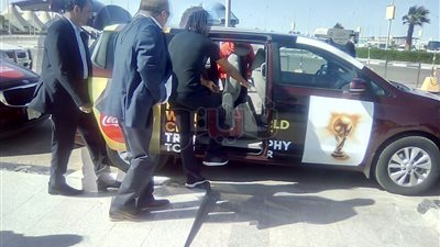 أول صور لنقل كأس العالم من مطار الغردقة للجونة