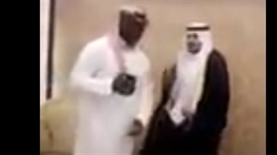 بالفيديو.. رجل يضع عريس قصير القامة في موقف محرج بحفل زفافه