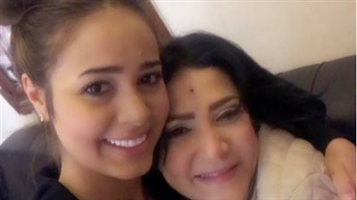 رنا سماحة تنشر صورة عفوية مع بدرية طلبة