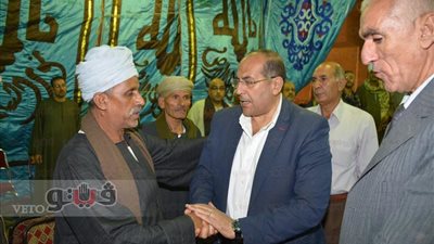 بالصور.. محافظ سوهاج يعزي أسرة شهيد سيناء