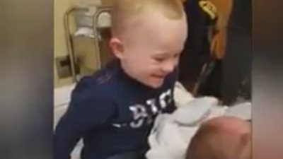 بالفيديو.. رد فعل طفل يرى شقيقه لأول مرة