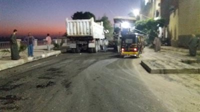 رئيس مدينة دشنا يتابع أعمال رصف شوارع المركز (صور)